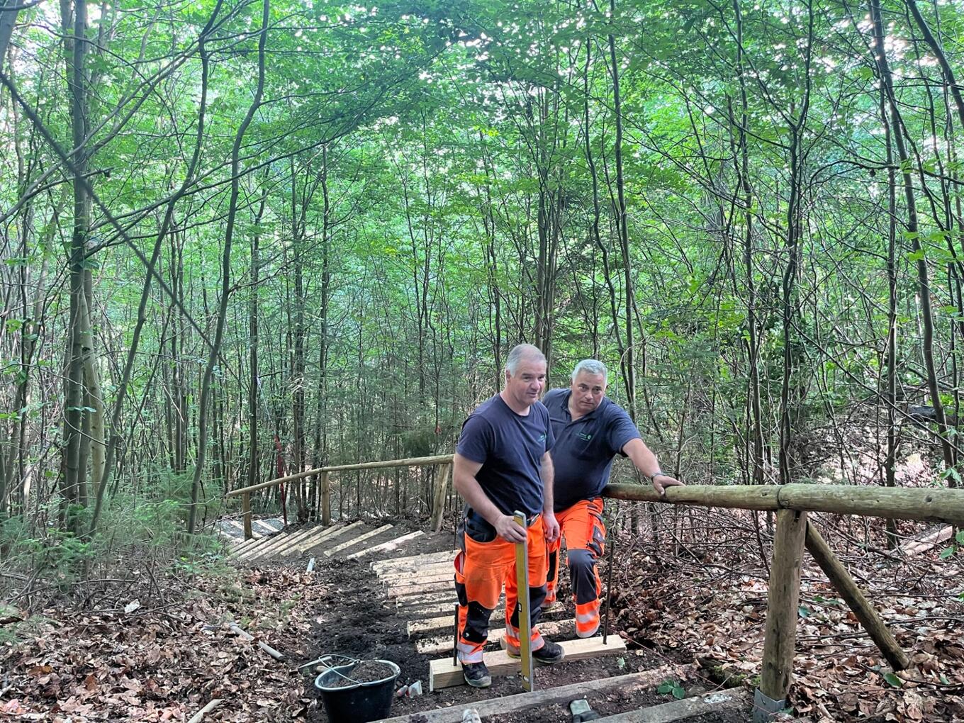 Mitarbeiter des Bauhofs Markus Strecker (links) und Winfried Reithmüller ©Sophia Lamprecht, Projektteam Deutscher Wandertag 2024